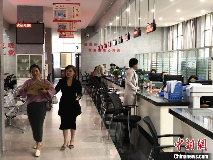 民眾在政務(wù)服務(wù)中心辦理不動產(chǎn)權(quán)證書?！】姵?攝
